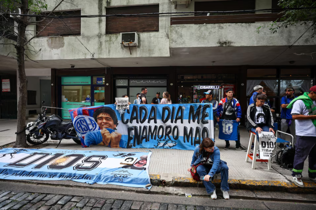 Fan hâm mộ biểu tình vì cái chết nhiều nghi hoặc của Maradona